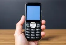 Why I Finally Dumped My Smartphone for a Dumb One (And You Should Too) Why I Finally Switched from a Smartphone to a Basic Phone (And Why You Might Want to Consider It Too)