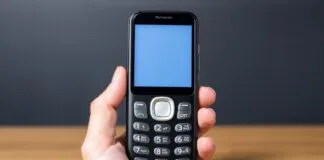 Why I Finally Dumped My Smartphone for a Dumb One (And You Should Too) Why I Finally Switched from a Smartphone to a Basic Phone (And Why You Might Want to Consider It Too)